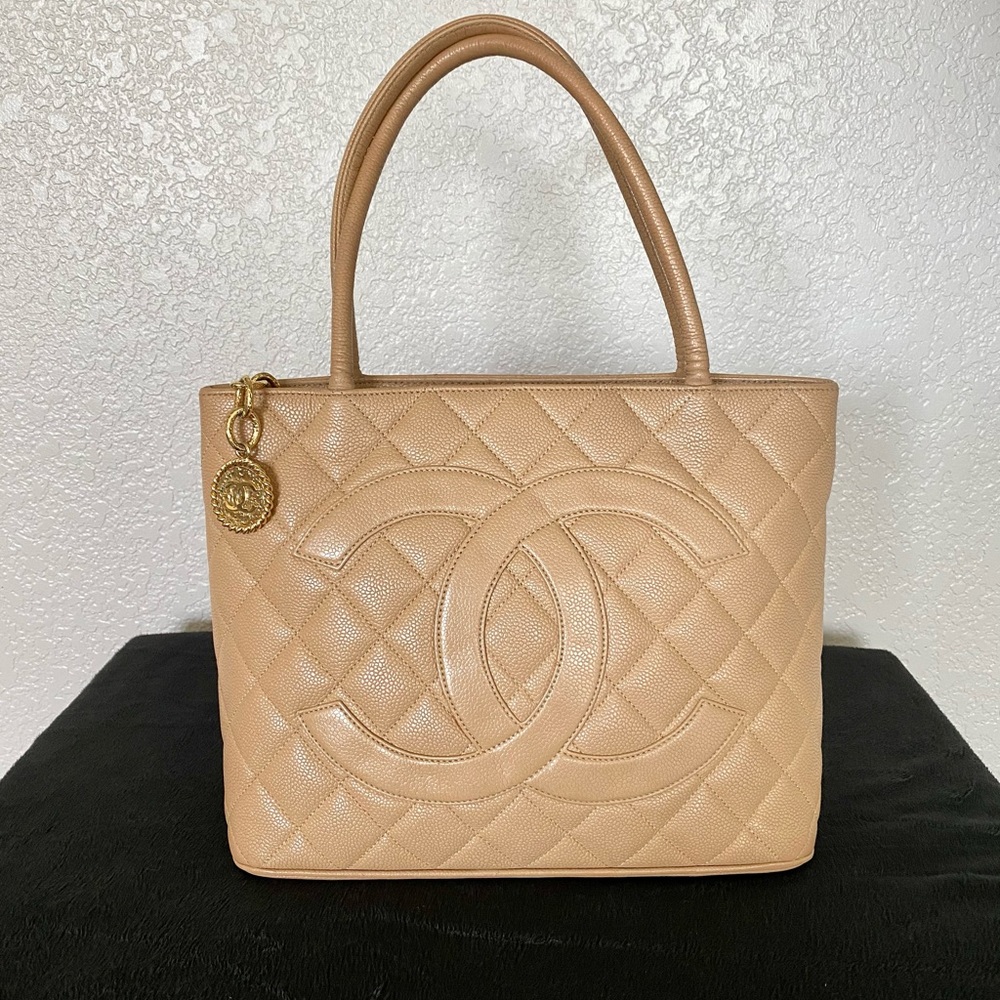✨SOLD✨Chanel Caviar Medallion Tote